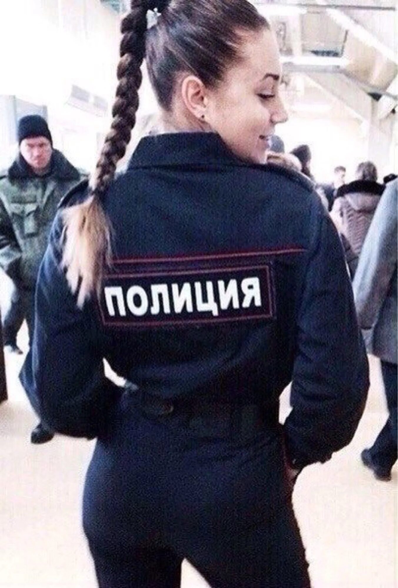 Девушка в форме со спины. Девушка полицейский. Девушки полицейские сзади. Девушки полицейские сзади. Девушка в форме со спины.