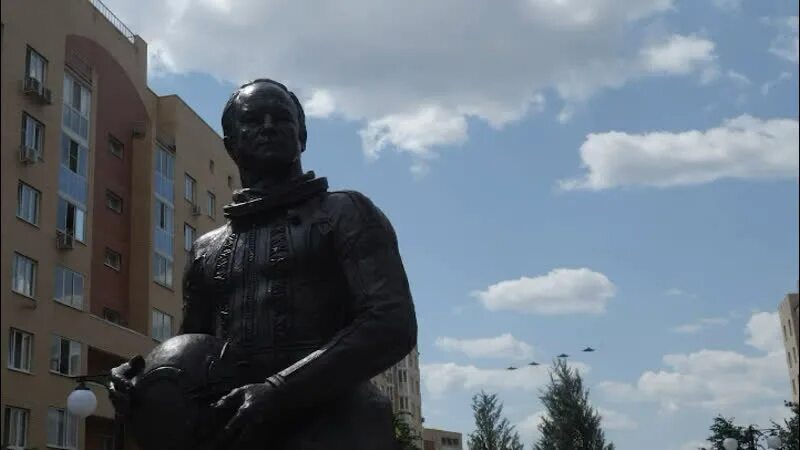 Городок жуковский вконтакте. Памятник летчику в Жуковском. Открытие памятника в Жуковском сегодня. Памятник волк летчику Жуковский фото.