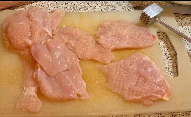 куриная грудка отбивные в яйце. отбивные в кляре. биточки куриные. отбивные из филе курицы в кляре. отбивная в кляре.