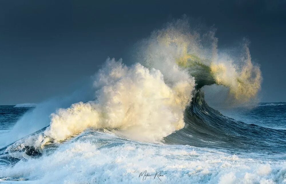 Море шторм. Волны при шторме. Шторм в океане. Океанский ветер.