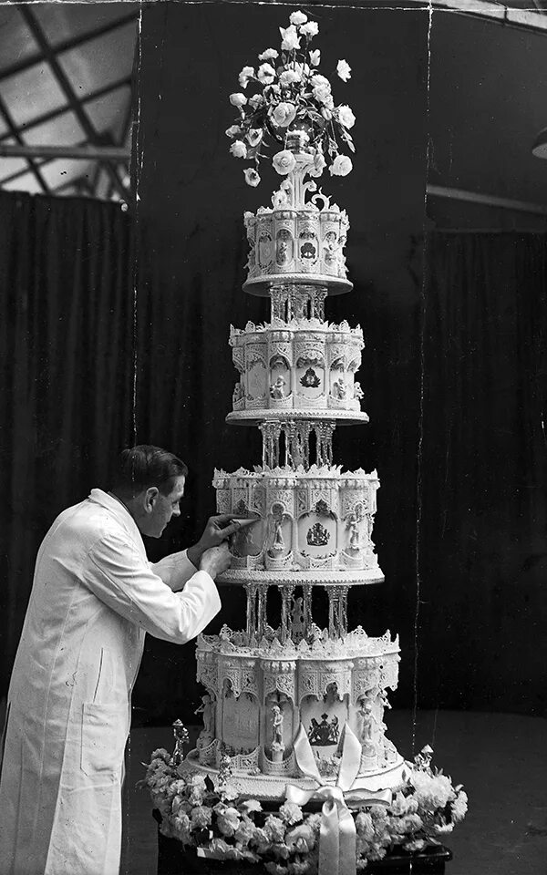 Кондитер 19. Первый многоярусный торт Лондон 18 век. Первый многоярусный торт в Лондоне. Свадебный торт королевы Елизаветы.