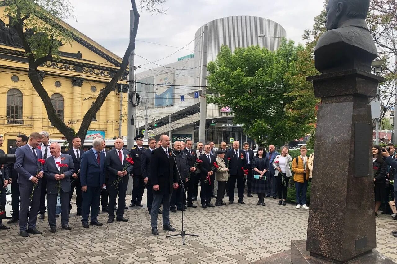 Памятник связистам в Ростове на Дону. Памятник Александру Попову Ростов. Памятник Попову в Ростове на Дону. 9 Мая Ростов на Дону. 9 мая на дону