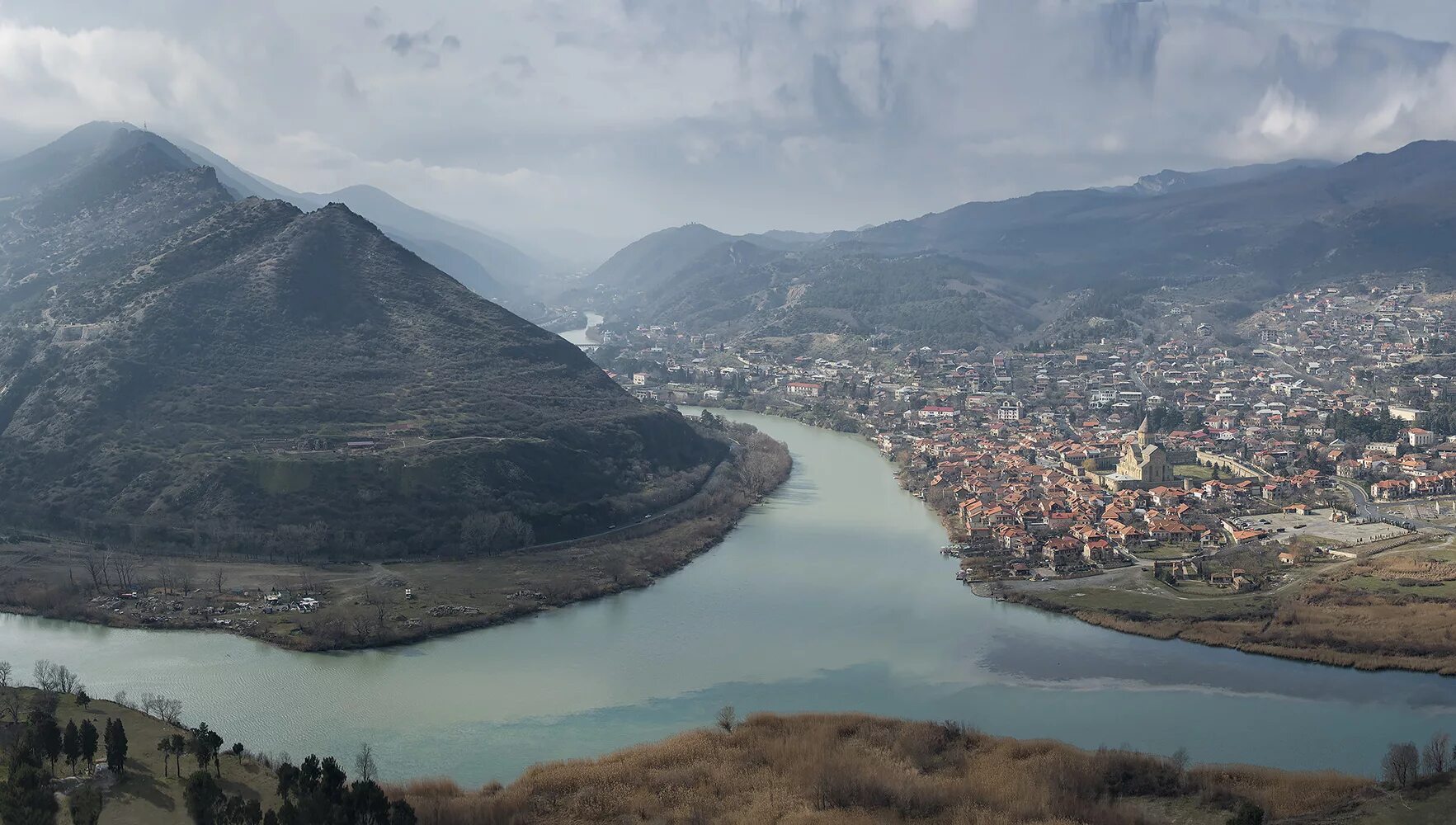 Кура грузия. Арагви Грузия. Река Арагви в Грузии. Слияние рек кура и Арагви. Арагви река в Тбилиси.