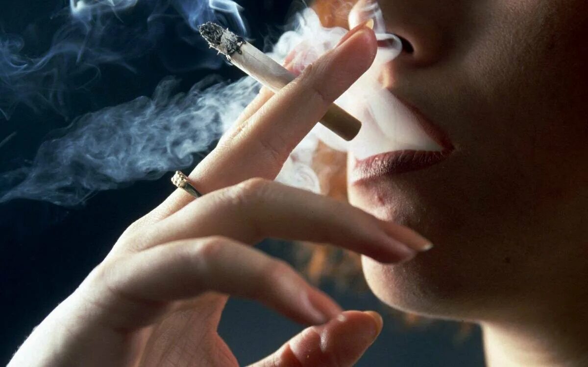 Курим на пополам. Курение сигарет. Курит сигарету. Курение табака.