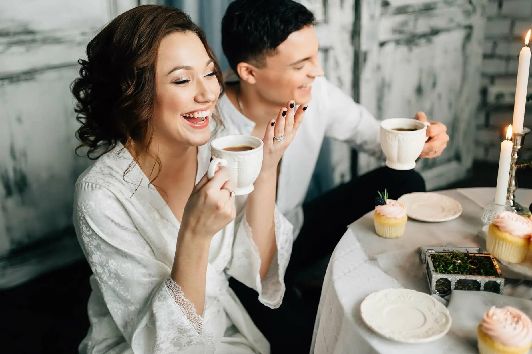 утро молодоженов в постели. утренний молодоженов. утро жениха и невесты. утренний молодоженов. утро жениха и невесты.