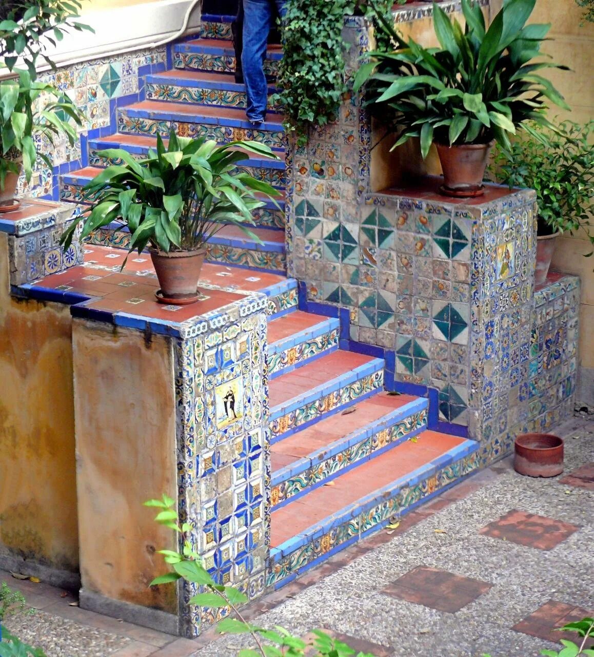 Лестница в средиземноморском стиле. Крыльцо в средиземноморском стиле. Лестница из битой плитки. Крыльцо мозаика. Мозаичные дома