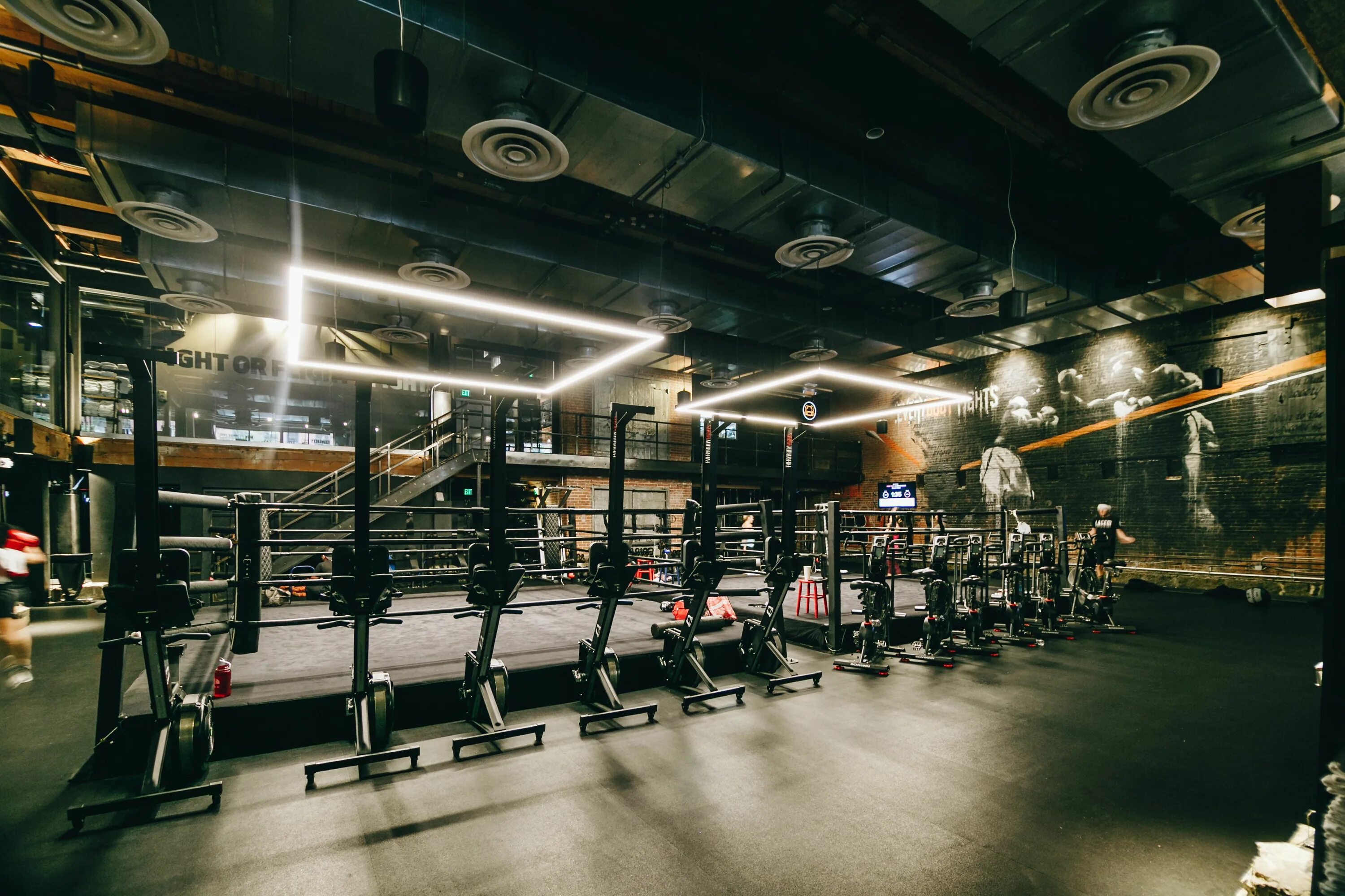 Backyard boxing workout, санкт-петербург, гороховая улица. Boxing room. Backyard boxing workout, санкт-петербург. Груша для бокса в зале. Боксерский спортзал.