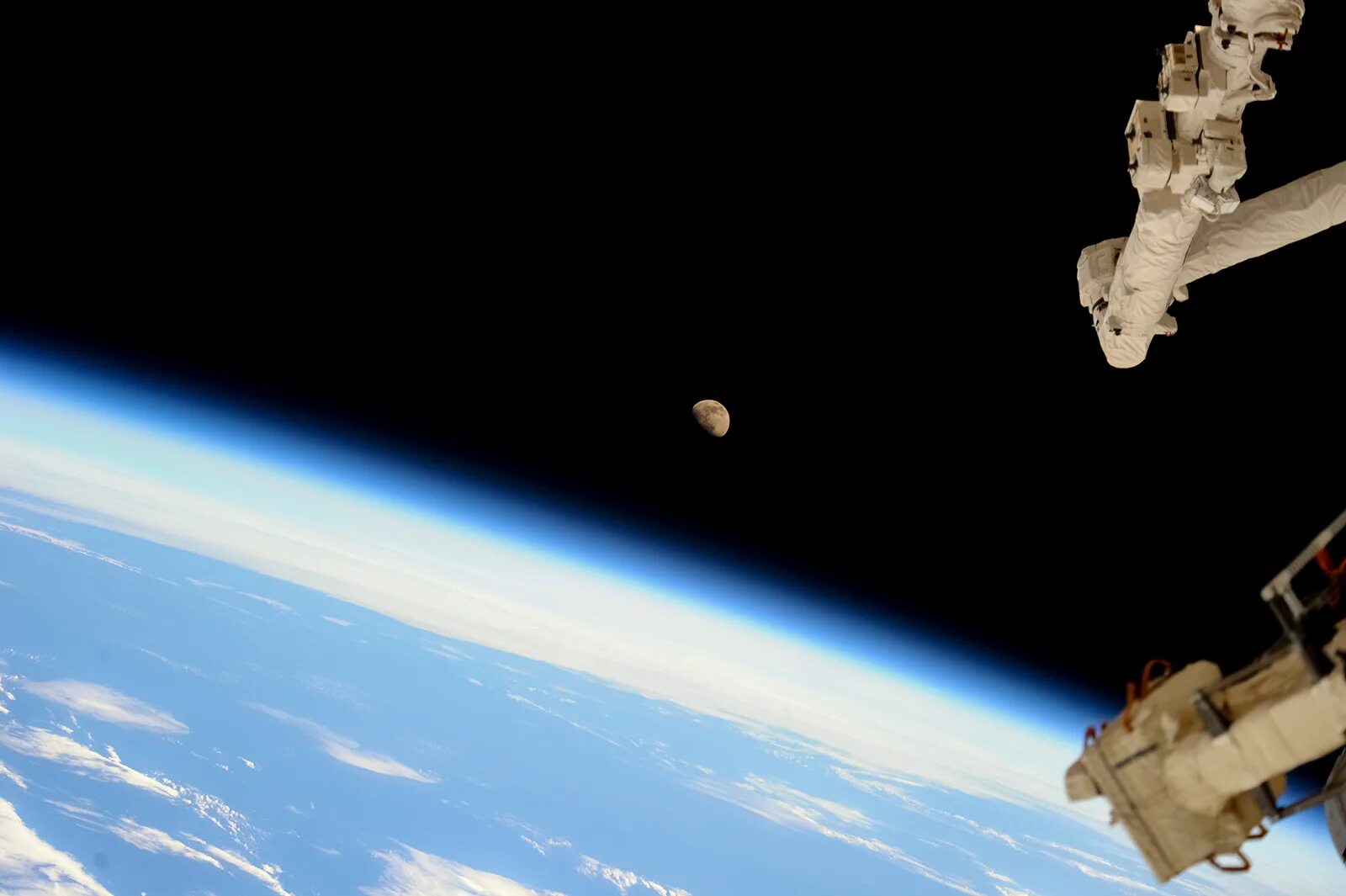 Луна в космосе. Луна из мкс. Снимки луны. Луна (планета). Тень мкс на луне.