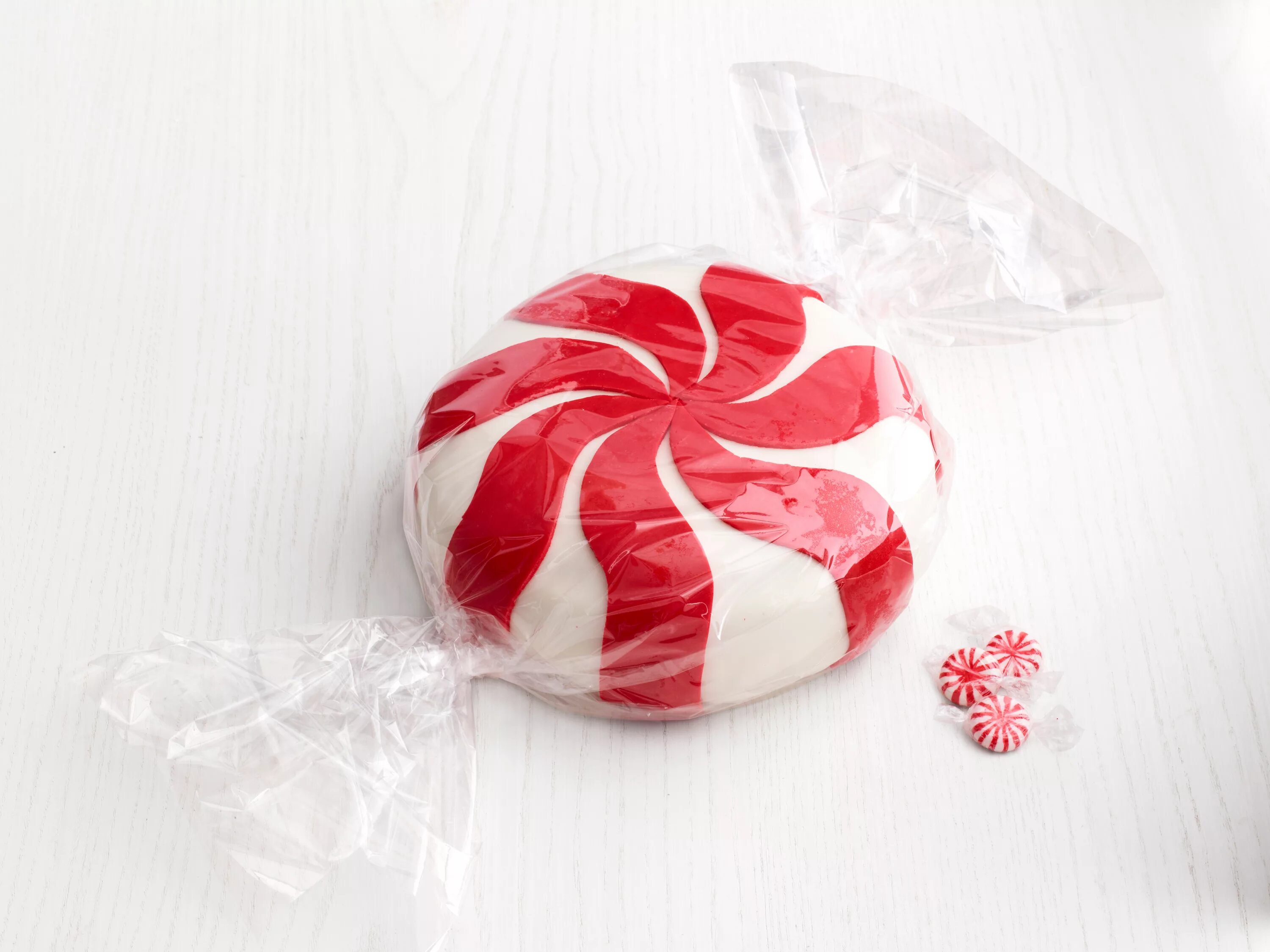 Peppermint Candy конфеты. Конфеты красно белые леденцы. Красное и белое конфеты. Красно белые конфеты круглые. Когда выходит конфетка 2