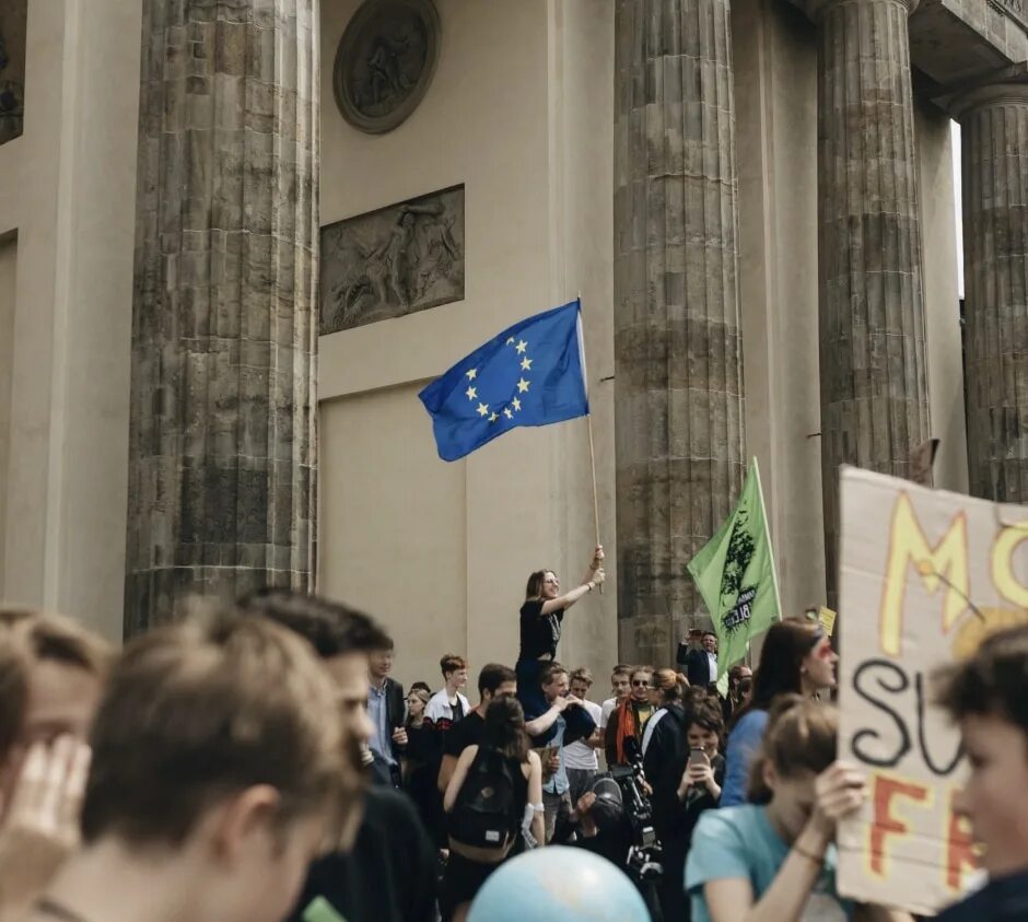 Чем грозит германию. Протесты в Германии. Гражданское общество в Германии. Недовольство в Германии. Европа люди.