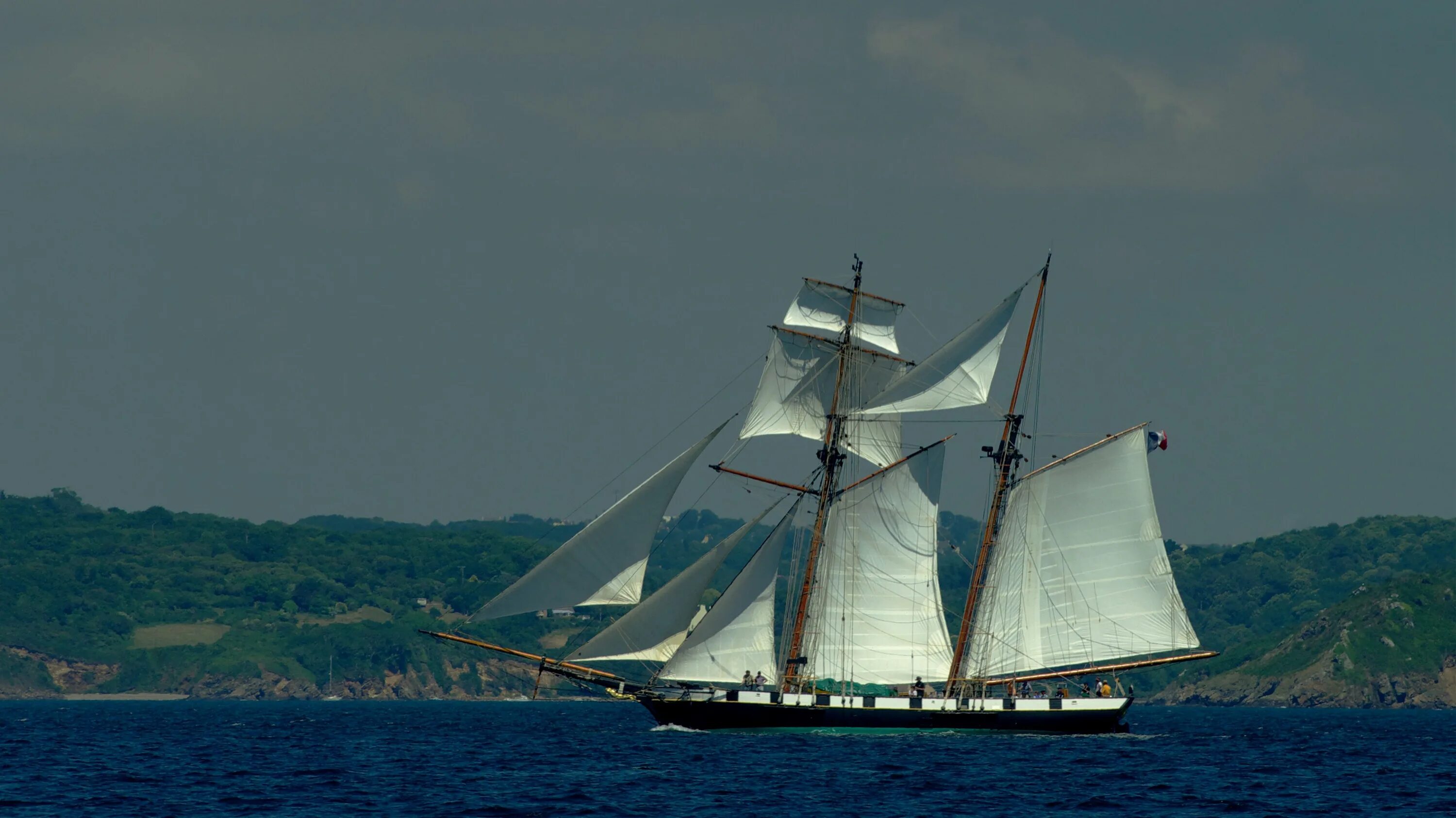 Фрегаты видео. Каравелла Бригантина Фрегат. Корабль Royal Clipper. Фрегат, Бригантина, Корвет. Шхуна Персей.