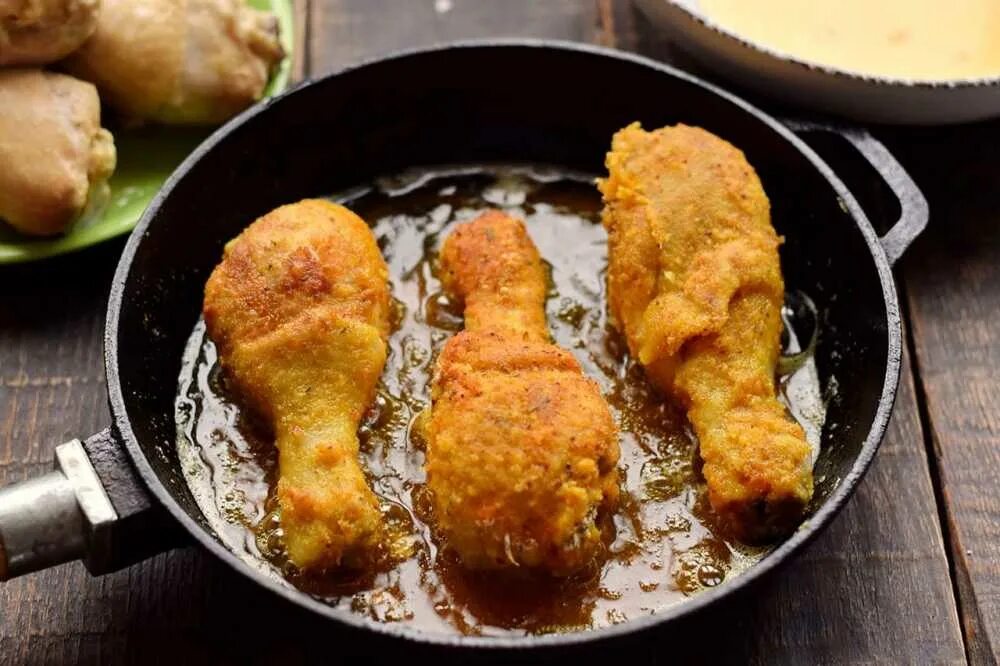 Как приготовить куриные ножки на сковороде быстро. Куриные ножки на сковороде. куриные голени на сковороде. жареные куриные ножки на сковороде. куриная нога жареная.
