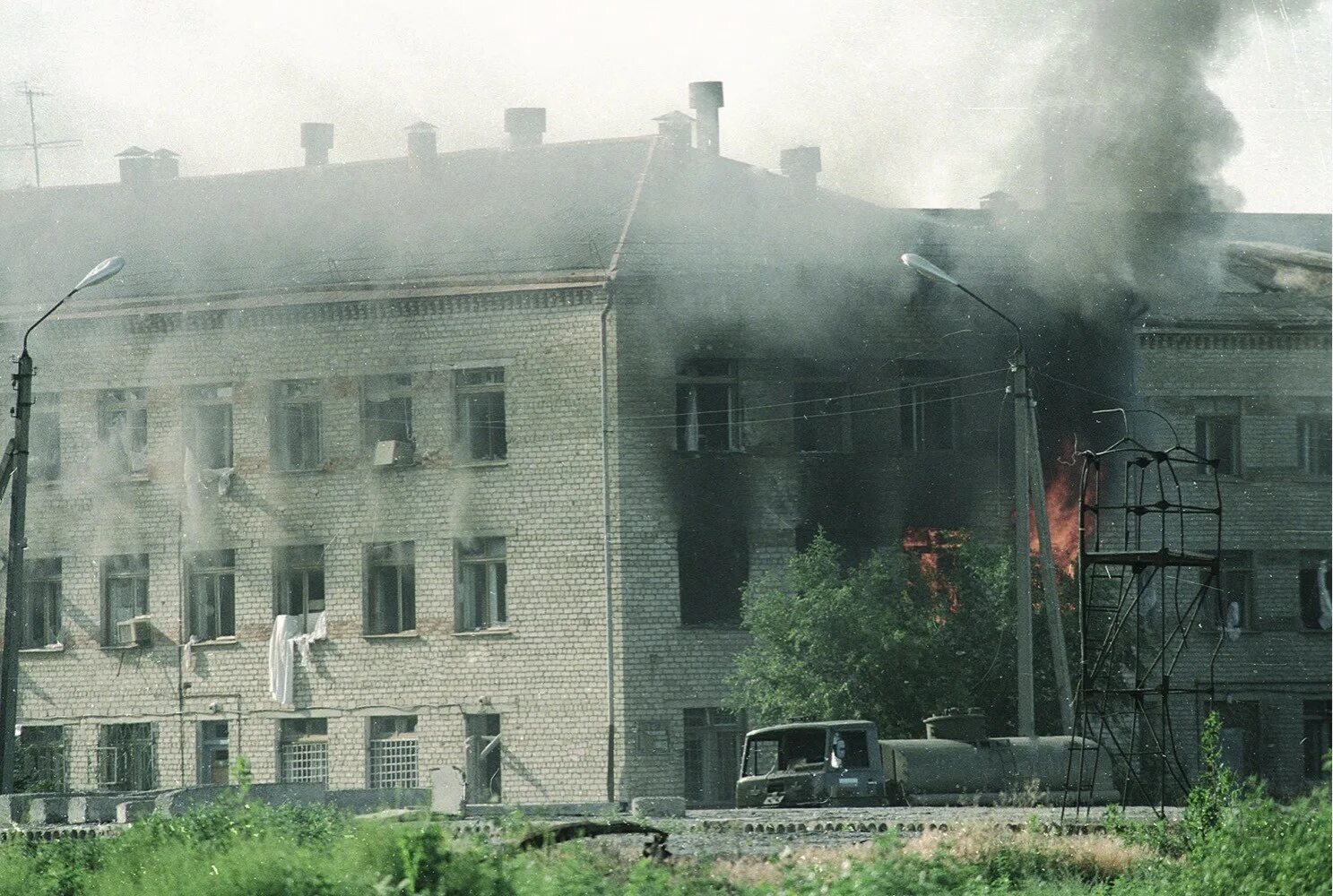 Штурм больницы в Буденновске 1995. Буденновск 14 июня 1995 года. Штурм больницы в Буденновске.