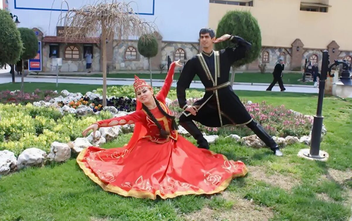 Azeri indir. Азербайджанский народный костюм Новруз. Чахчур азербайджанский национальный костюм. Сарыгюль Турция.