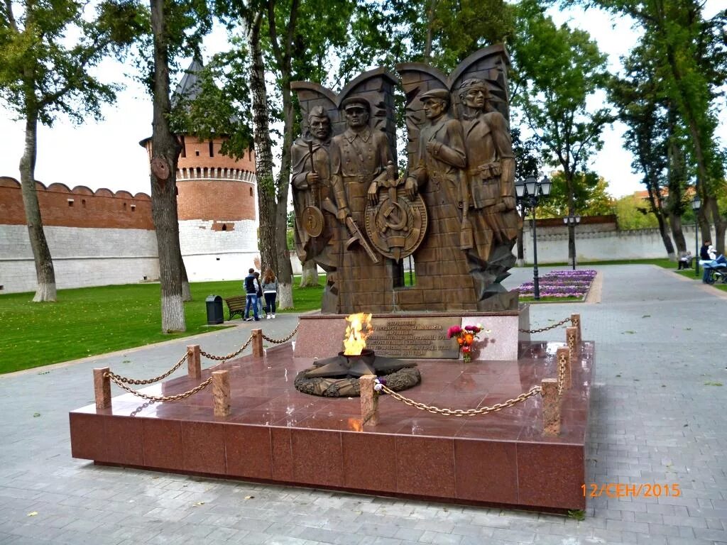 Николаев город тула. Тульские памятники Великой Отечественной войны. Город Тула Тула город герой памятник. Памятники Тульский Кремлевский сквер. Памятник в Туле защитникам Тулы в Великой Отечественной войне.