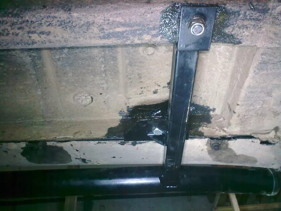 Крепление порогов нива. Крепление порогов нива. Защита порогов ваз 21214. Крепеж порогов нива шевроле 2123. Пороги на ниву 21214.