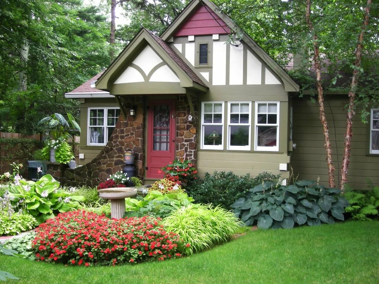 Самые простые дачные участки. Красивая дача. Маленький домик в саду. Красивые дачные домики. Клумба перед домом.