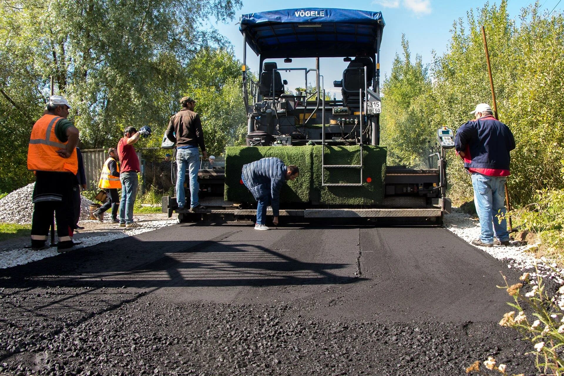 Строительство дорог поселки. Дачные дороги. Благоустройство территории асфальт. Асфальт в селе. Укладка асфальта.