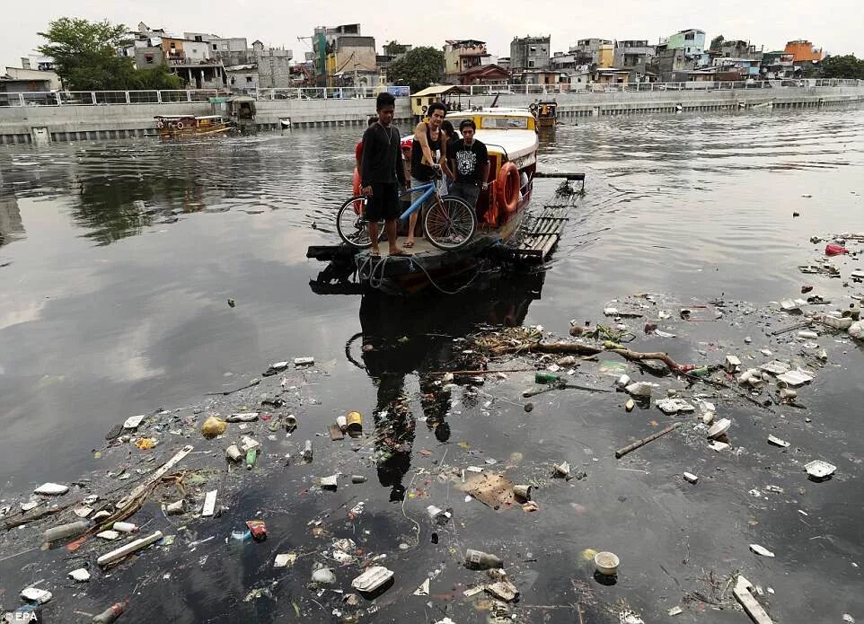 Bad pollution. Мусор в столице Индии. Трущобы Индии река.