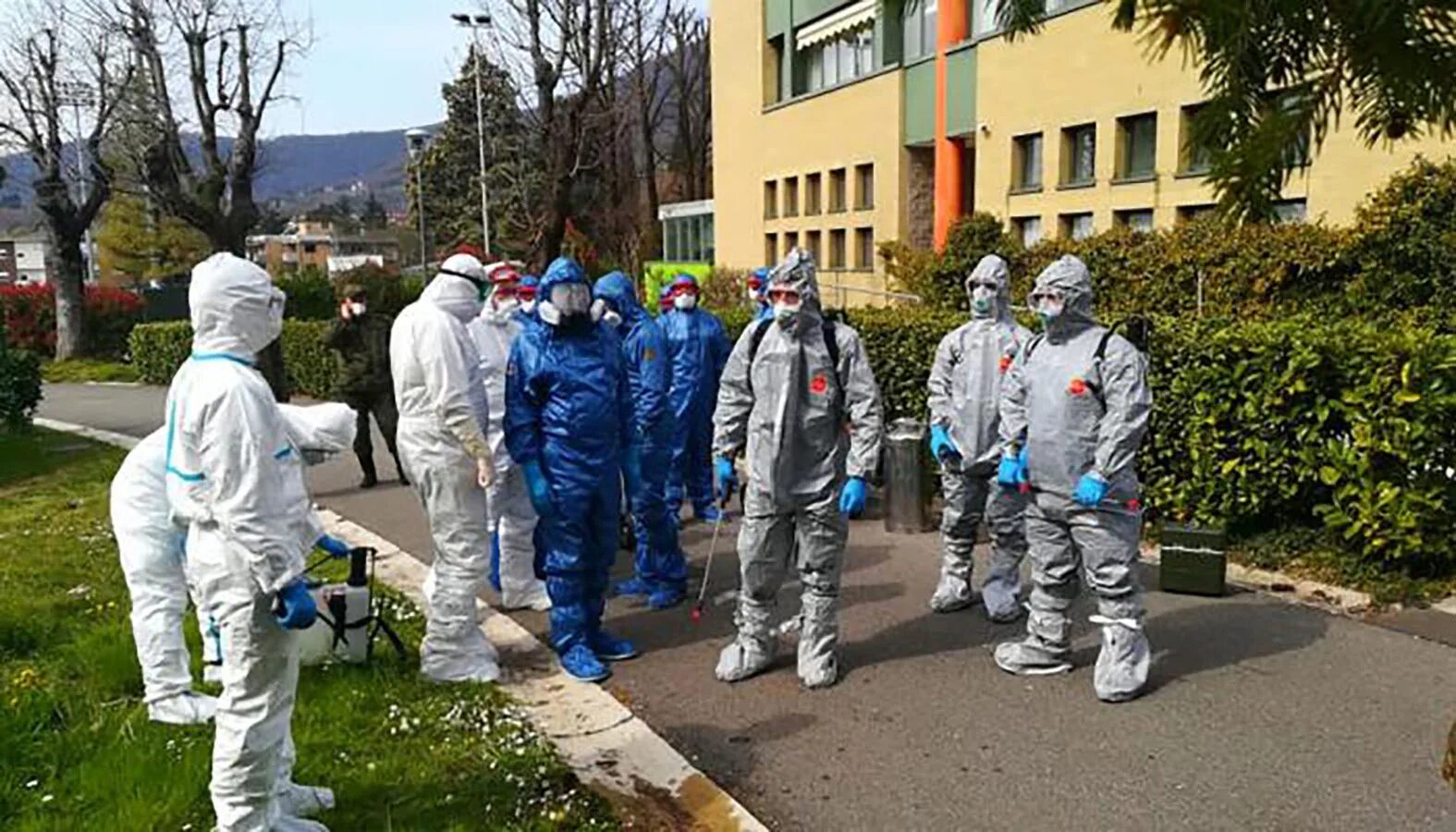 Из россии в италию. Россия помогает италии. Российские военные в италии коронавирус. Помощи италии. Оранжевая скорая.