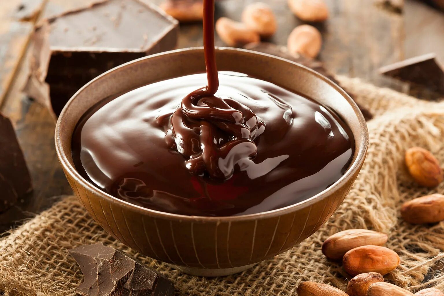 Шоколадный крем ганаш. Шоколадная глазурь ганаш. Шоколадно Ореховая паста Шарлиз. Ганаш с какао.