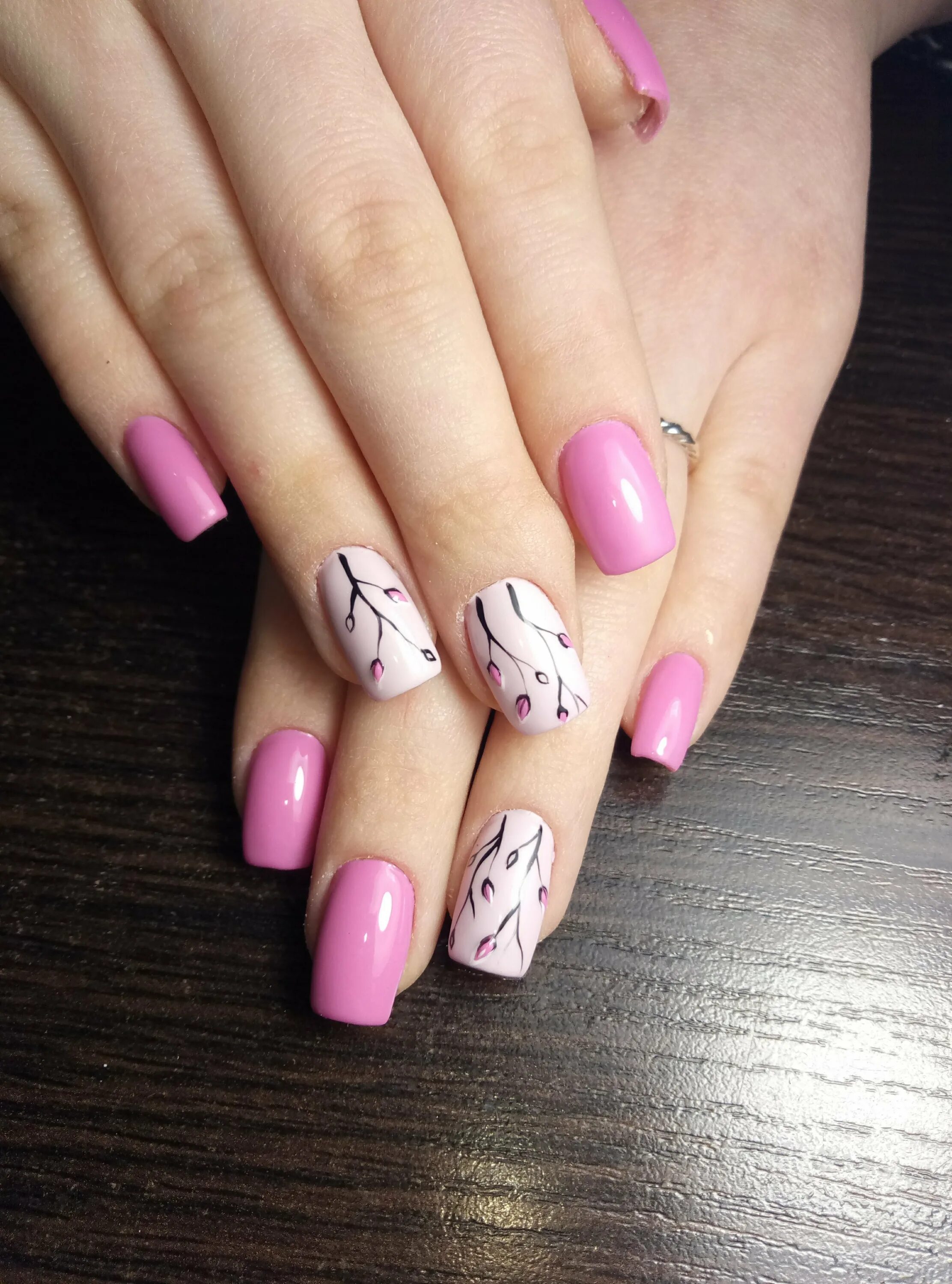 Красивые ногти на весну. Красивый розовый маникюр. Розовые ногти с цветочками. Маникюр весенний нежный.