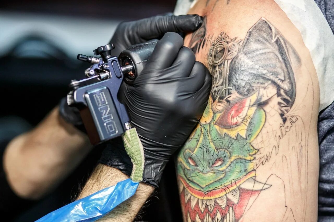 Запрещенные тату в россии. Татуировки по понятиям. Тату запрещённые в россии тату. Тату в виде свастики. Коловрат тату.