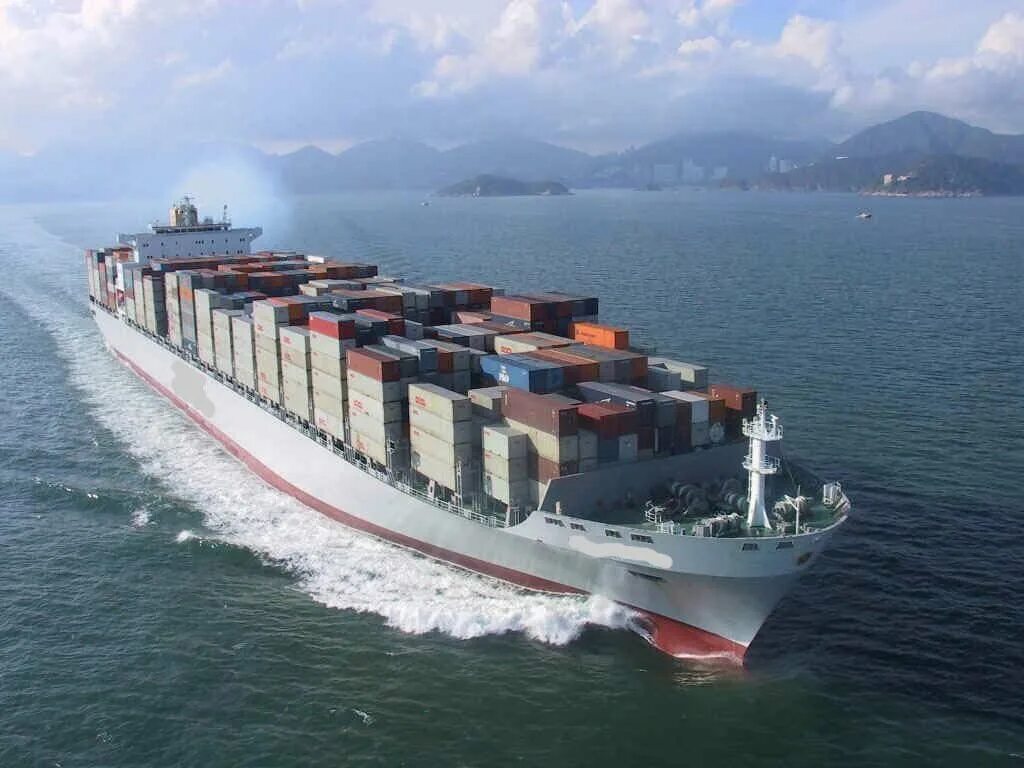 Морской транспорт организация. Морской транспорт. Корабль с контейнерами. Морской пассажирский транспорт. Морские перевозки.