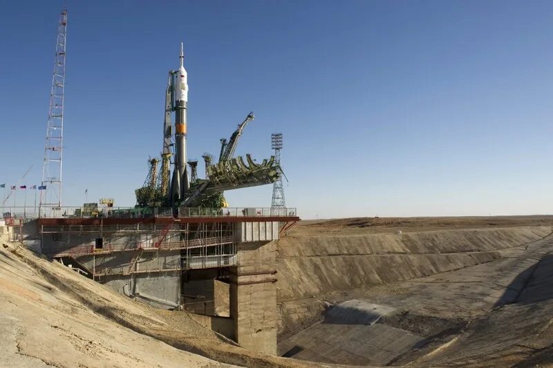 Памятник самолёту ли-2 (байконур). Птицы байконура. Казахстан байконур космодром. Байконур московская. Ленинск 3 байконур.