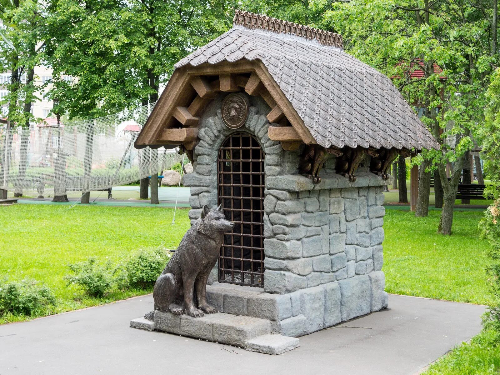 Кот ученый скульптура лукоморье. Парк пушкина челябинск у лукоморья. Парк сказки пушкина. Детская площадка по сказкам пушкина. Лукоморье совхоз имени ленина.