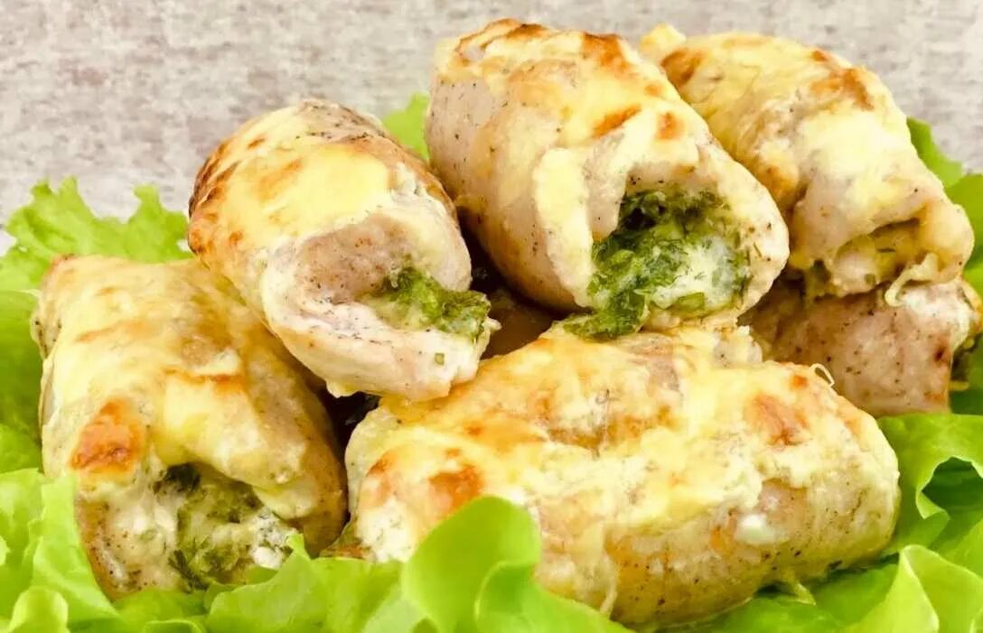 Куриные рулетики. Куриный рулет с сыром. Рулетики из курицы с сыром и зеленью. Рулетики из куриного филе с сыром и зеленью. Рецепт куриные рулеты с сыром