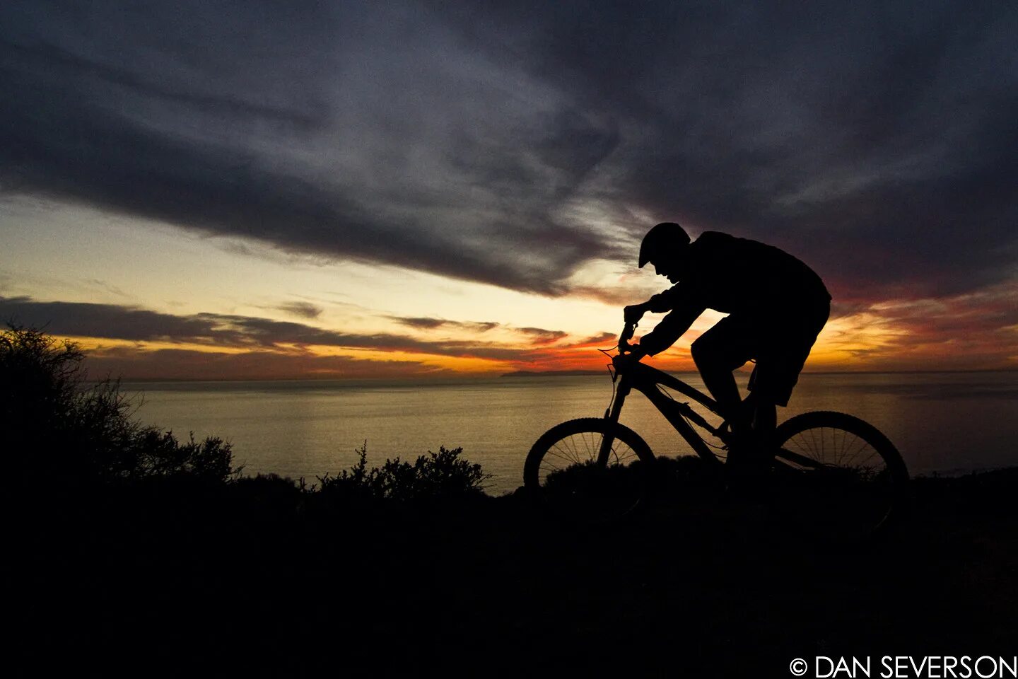 Bike музыка. Велосипедист на закате. Езда на велосипеде закат. Велосипедист и ветер. Freeride закат.