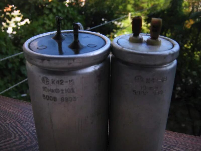 Высоковольтные конденсаторы большой емкости 1000 мкф на 500 вольткуаить. Высоковольтный конденсатор g19a. В телевизоре емкость высоковольтного конденсатора с 3 10-6. Ёмкость высоковольтного конденсатора. Кви-2 конденсатор.