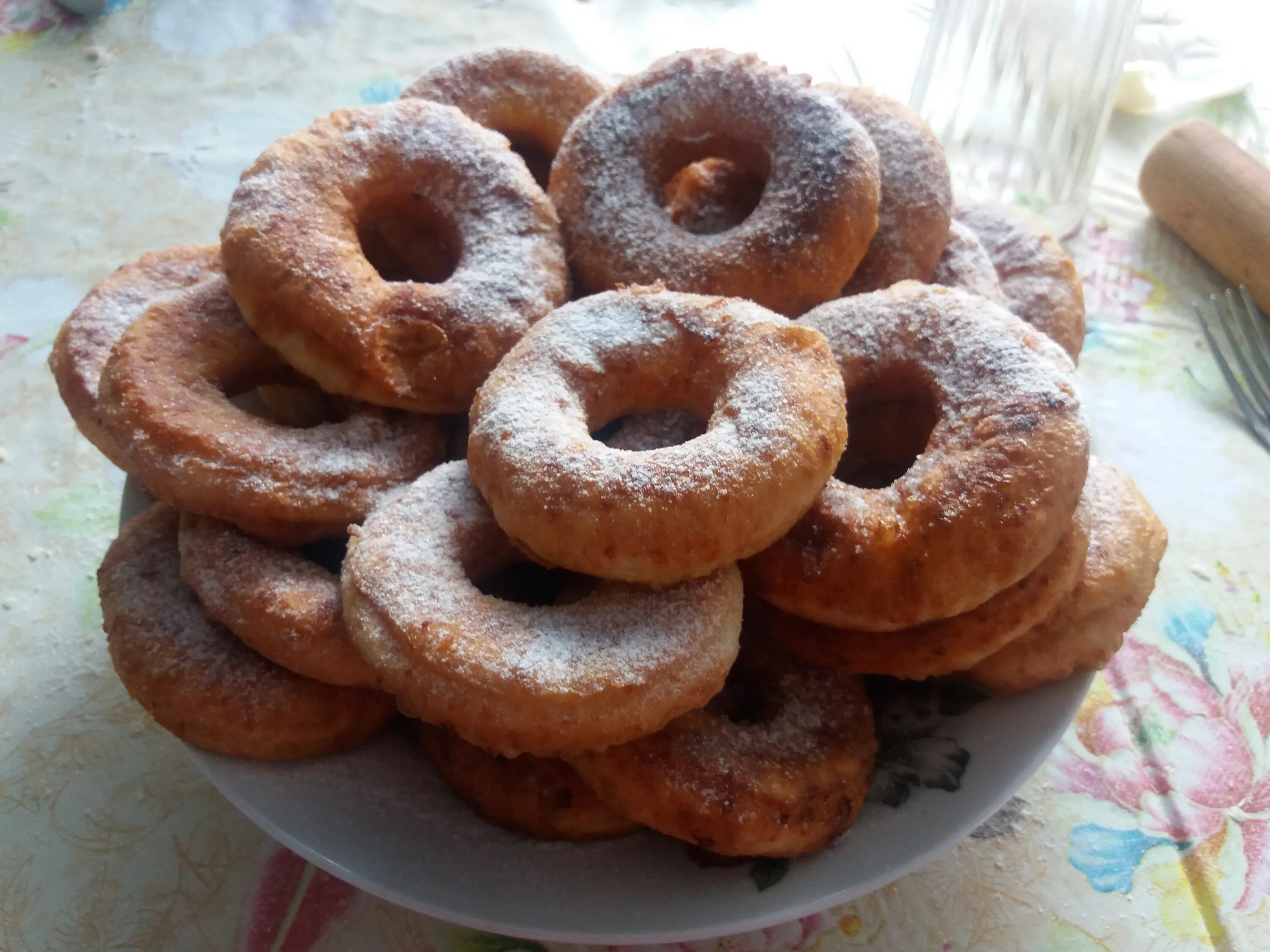 Пончики в масле на сковороде пышные. Пончики Колечки. Творожные пончики. Творожные пышки. Пончики на сковороде на скорую руку.