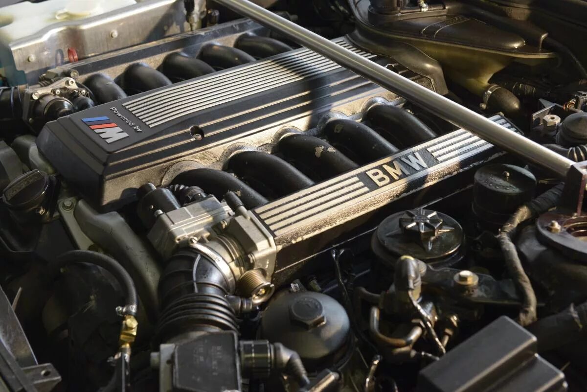 Мотор пятерка. BMW e34 m5 мотор. BMW m5 e34 engine. BMW m5 e34 v12. Мотор BMW e34 м5.