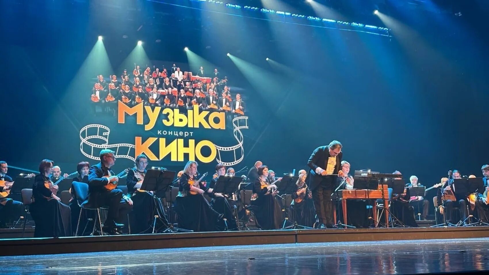 сургут нефтяник дк нефтяник. концерт в отрадном на день нефтяника. нефтяник концертный зал тюмень. нефтяник концерты. ди нефтяник сургут сцена.