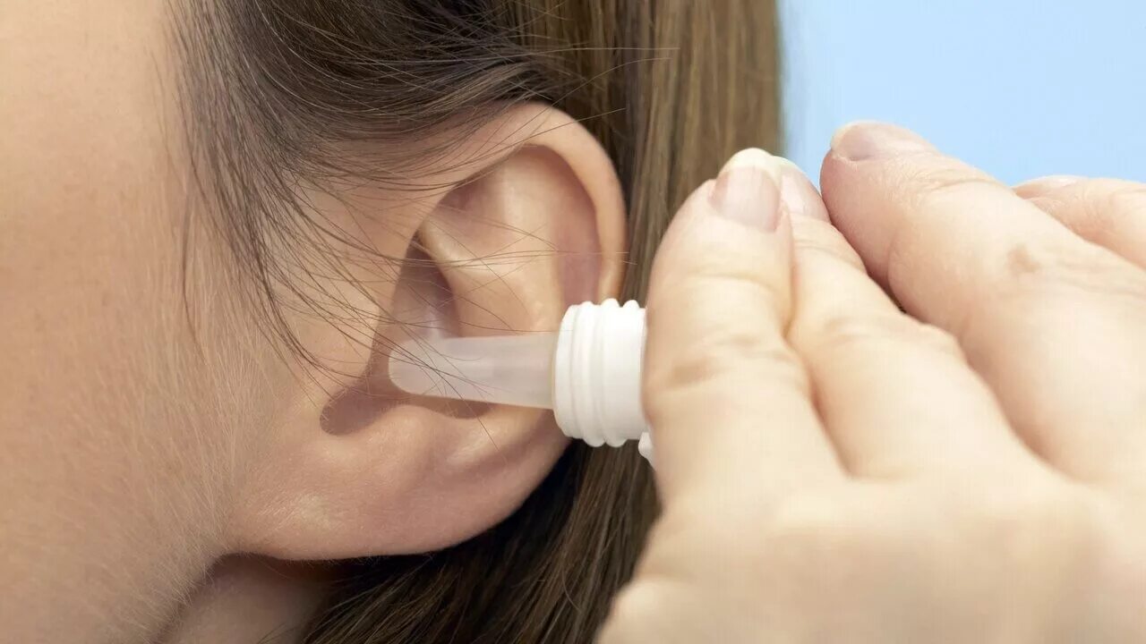 Закладывает ухо что делать лечение. Ear Drops ушные капли. Закапывание лекарства в ухо. Ушные капли от пробок в ушах.