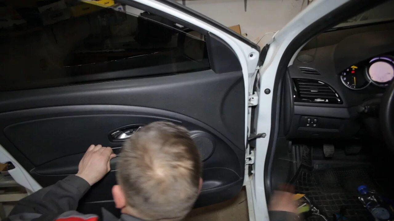 Устранение скрипов, ремонт колонки и снятие обшивки задней двери - Renault Megan