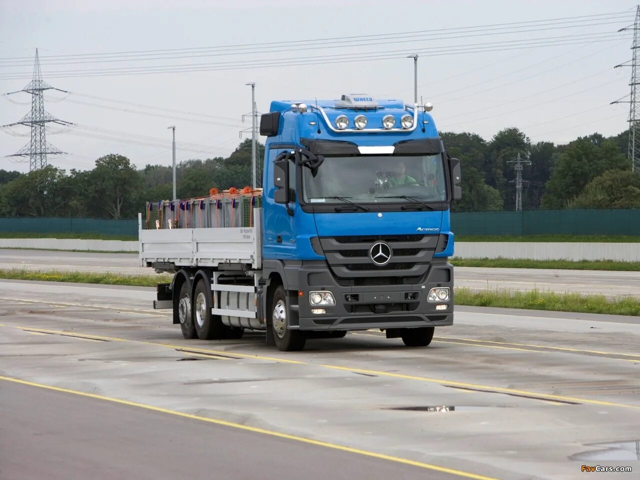 Малые грузовики. Mercedes-Benz Actros 2008. Мерседес Актрос бортовой. Мерседес Бенц Актрос 2008 года. Mercedes Benz Actros 2538.