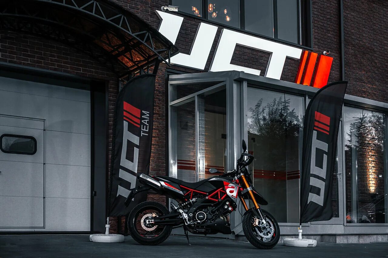 кафе в стиле гараж. лаунж-бар "uct garage", м киевская. Uct автотехцентр. лаунж бар гараж бережковская набережная. бережковская набережная 20 строение 9.