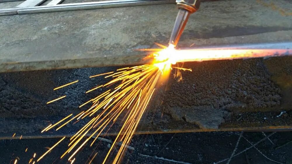 Резчик ручной кислородной резки. Газовая резка кислородом. Газовая резка кислородом. Газорезка металла. Плазменная сварка металла.