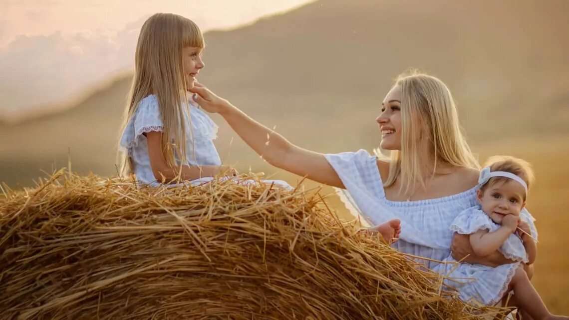 Русская деревенская мама. Фотосессия на сене в поле дети. Фотосессия на сене семьей. Фотосессия в пшеничном поле. Фотосессия в поле с сеном семейная.