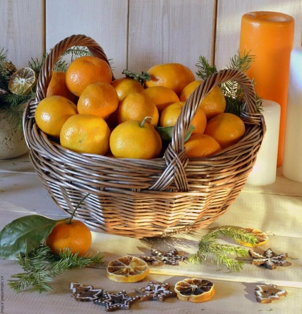 Можно есть апельсины вечером. Корзинка с апельсинами. Корзинка с мандаринами. Корзина с фруктами. Корзина мандаринов.