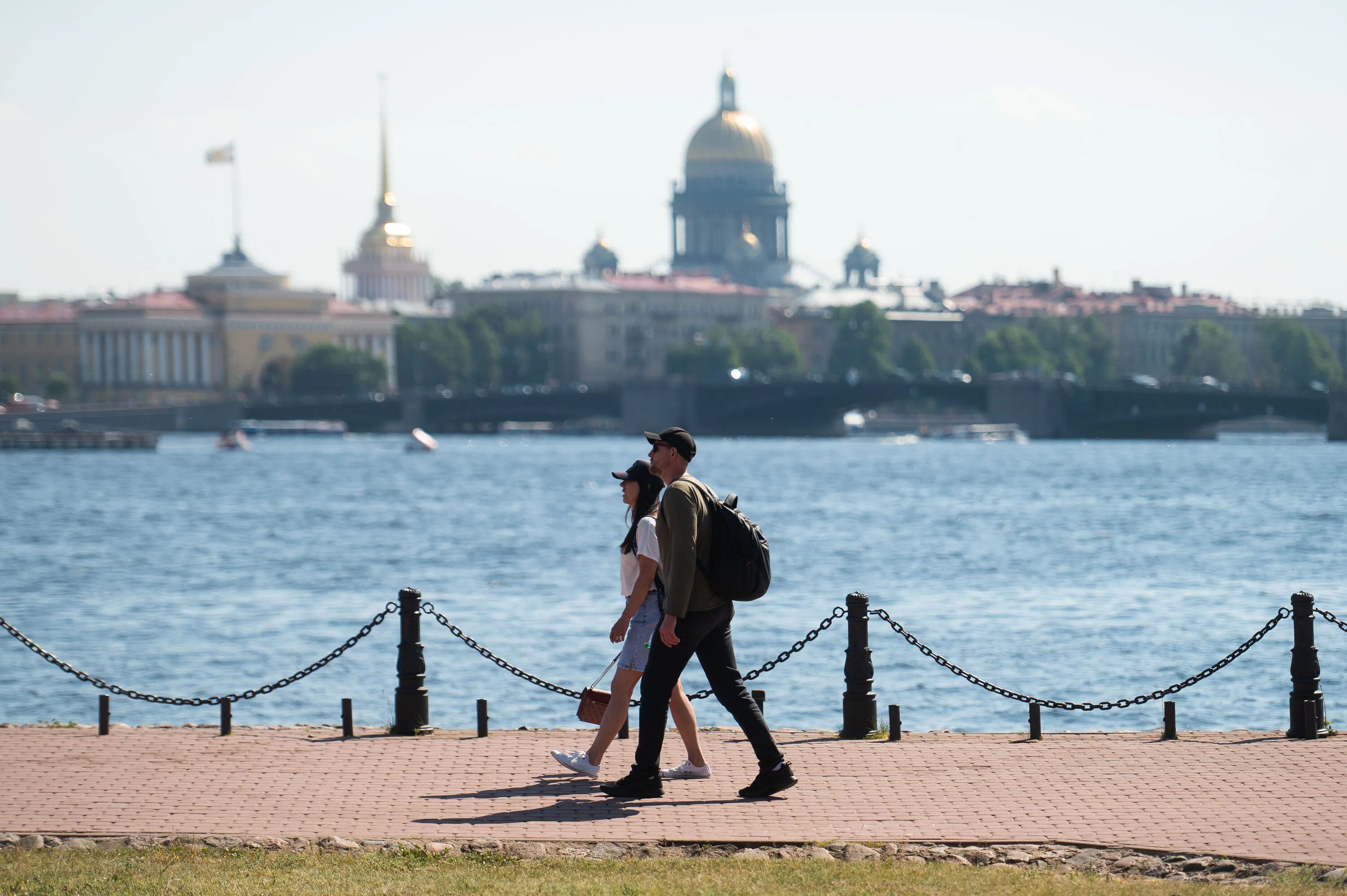 Питер 22.03 2024. Жара в Питере. Туристы в Питере. Солнечная погода в Питере. Питер 22 августа.