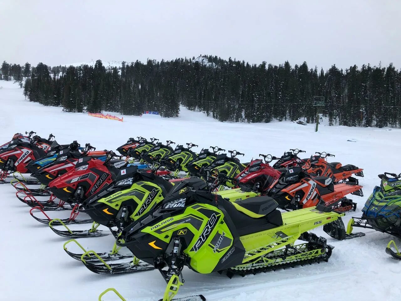 Snowmobile ru снегоходный. Снегоходов Snow Crawler. Ергаки снегоходы. Много снегоходов. Расцветки снегоходов.