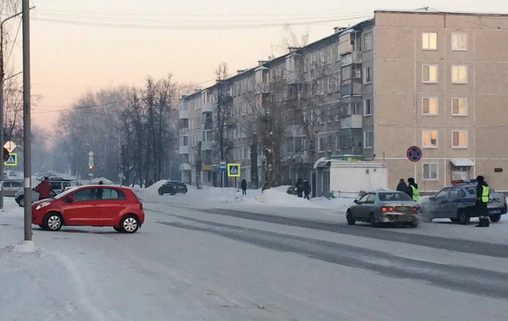 Погода североуральск свердловской области. ГАИ Североуральск. Дорога в Североуральске. Типичный Североуральск. Североуральск медведь в городе.