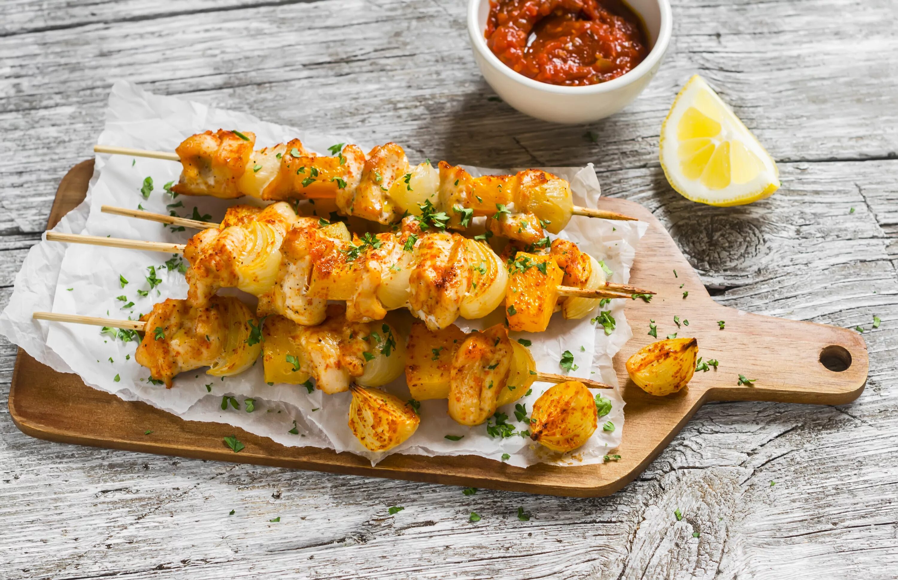 Сочный куриный шашлык. Куриный шашлык мариновка. Шашлык из куриного бедра. Шашлык сырой. Шашлык куриный в маринаде.