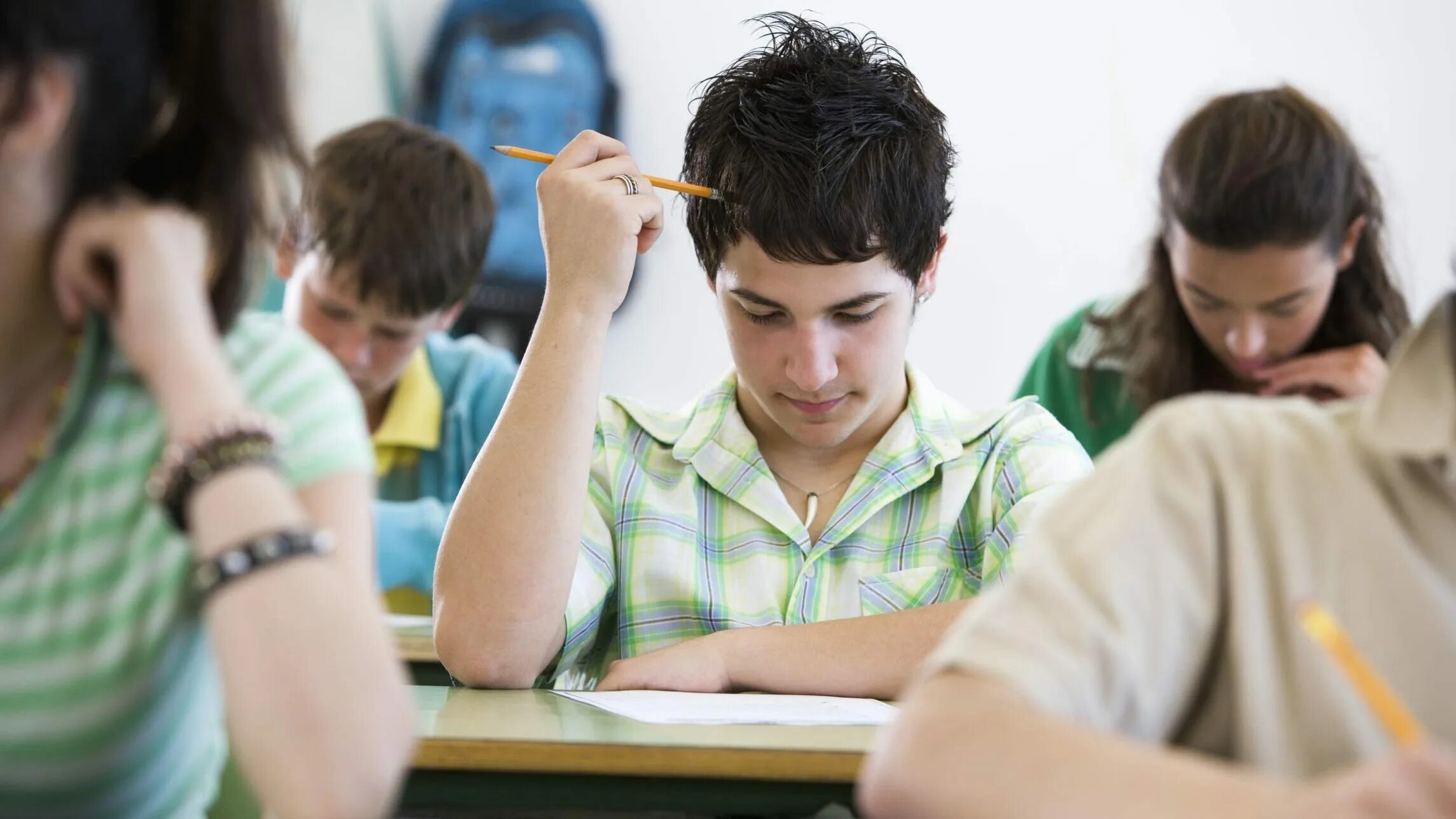 The school has many students. Подростки в школе. Подростки учеба. Школьники подростки. Подростки на уроке.