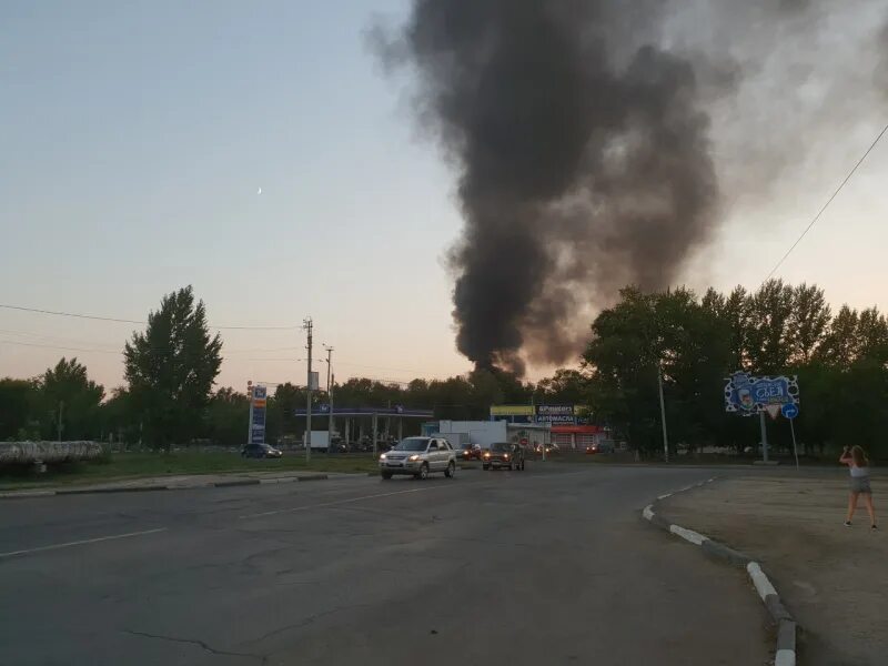 Черный дым что горит. Привольная пожар. Задымление в Запорожье. Пожар на АБЗ Мошково. ТЭЦ чёрный дым.