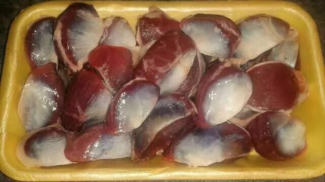 Куриные желудки неочищенные. Как очистить утиные желудки. Как чистить куриные желудки. Как сушить желудки утиные собаке. Желудки утиные очищенные.